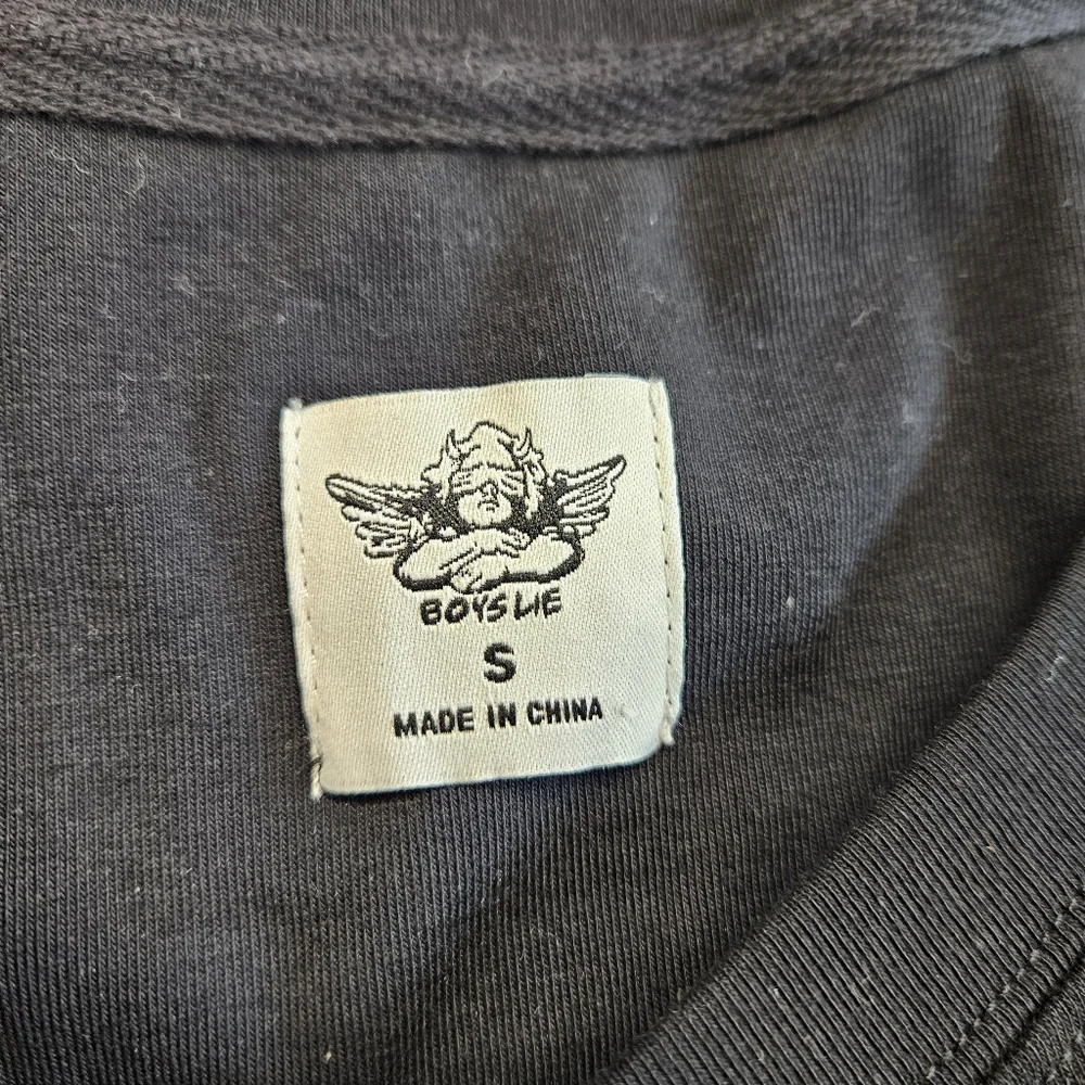 Set Of 2 Boys Lie Gotta Jet All Yours Crop Tee Size Small $60 Each Retail. - Picture 3 of 9